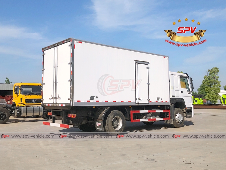 10 Tons Isothermal Van Truck Sinotruk - RB